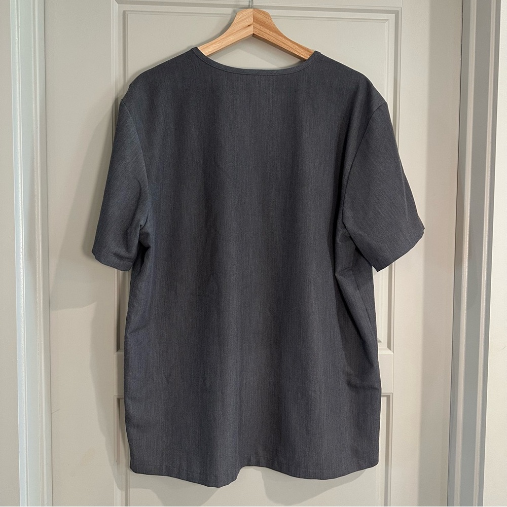 FIGS Leon Three-Pocket Scrub Top Graphite Mens Size Large - Picture 3 of 5